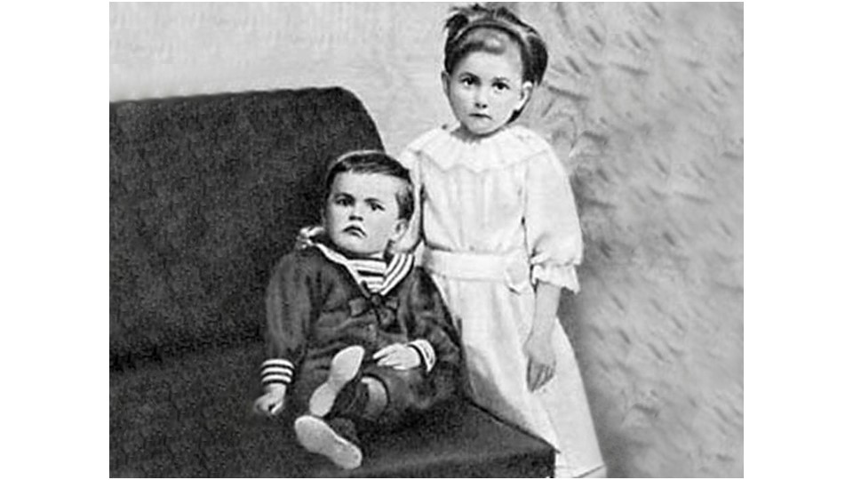 Презентация по литературе на тему "Жизнь и творчество В. Маяковского" - Скачать презентации бесплатно | Читать или скачать учебники для школы онлайн бесплатно ☑ Школьные учебники school-textbook.com